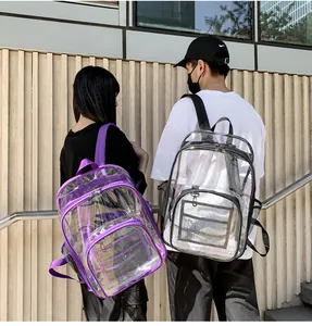 Detalle de mochilas de PVC transparente de gran capacidad con correas en color lila