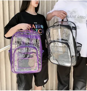 Detalle de mochilas de PVC transparente en colores morado y negro usadas por modelos
