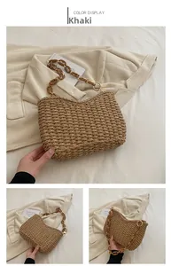 Detalle de bolso de paja caqui con cadena de resina para vacaciones en la playa