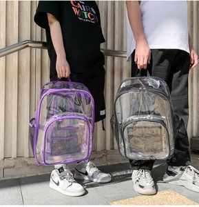 Foto exterior de modelos con mochilas transparentes de PVC en color púrpura y negro de gran tamaño