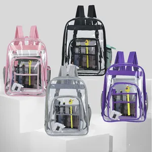 Mochilas de PVC transparentes en rosa, negro, gris y violeta en un soporte minimalista