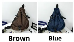 Detalle de los bolsos bandolera triangulares en marrón y azul con hebillas de plástico