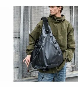 Detalle de bandolera táctica gris oscuro con cordones elásticos y hebillas en el exterior