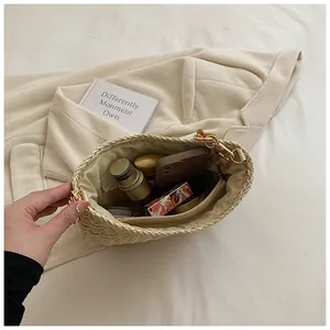 Vista interior del bolso de paja trenzada con forro y espacio para maquillaje y móvil