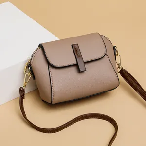 Borsa a tracolla chic in pelle taupe con dettagli dorati e chiusura a patta
