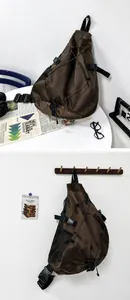 Detalle de bandolera táctica marrón oscuro de nailon con diseño de cordón elástico