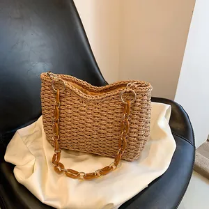 Bolso de hombro de paja beige con cadena de acrílico marrón y detalles dorados