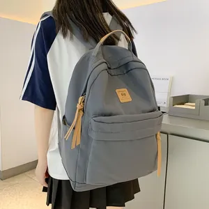 Minimalistischer dunkelgrauer Rucksack mit braunen Lederdetails für Alltag und Schule