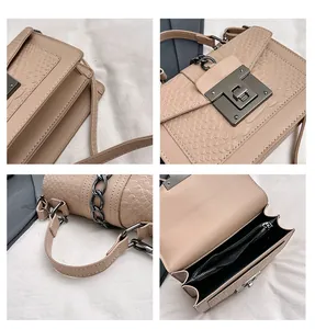 Details einer beigen Handtasche mit Krokoprägung, Metallschloss und Innentasche