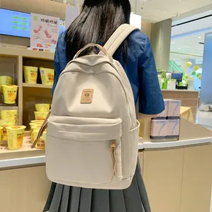 Minimalistischer beiger Canvas-Rucksack mit großem Hauptfach und Leder-Reißverschlusspul