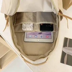 Geräumiger beiger minimalistischer Rucksack mit großem Hauptfach für Tablets und Geräte
