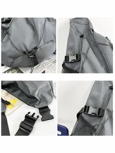Detalles del bolso bandolera gris oscuro con bolsillos de malla y correas de hebilla ajustables