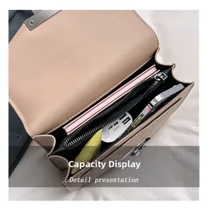 Innenansicht der beigefarbenen Krokodilledertasche mit geräumigen Fächern und Taschen