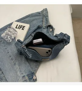 Vue détaillée de l'intérieur du sac en jean avec rangement spacieux pour objets