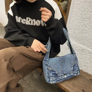 Sac bandoulière en denim vintage avec poches recyclées et rivets en bronze brossé