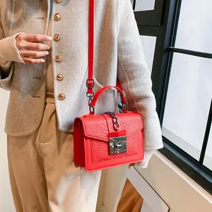 Retro rote Umhängetasche mit Kroko-Prägung, Metallschloss und Kettenverzierung Damen