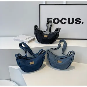 Détails de sacs bandoulière croissant en denim en trois teintes avec sangle réglable