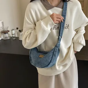 Sac bandoulière demi-lune en jean avec sangle réglable et empiècement en cuir marron