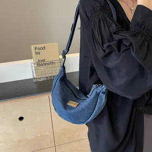 Sac hobo minimaliste en denim bleu marine de forme demi-lune avec large bandoulière
