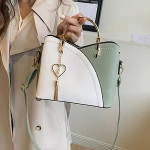 Borsa a Secchiello Patchwork alla Moda per Donna Borsa a Mano in Pelle PU con Colori a Contrasto con Manico in Metallo Oro Ciondolo Cuore Perla Artificial Nappa
