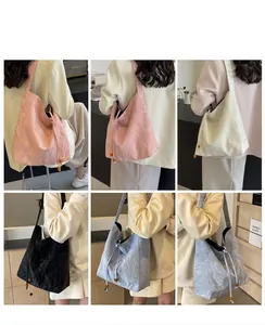 Detalle de bolsos tote con cordón en rosa, blanco, negro y gris con cuentas de ámbar