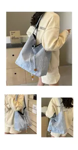 Detalle del bolso tote azul claro con textura arrugada y cuentas naranjas decorativas