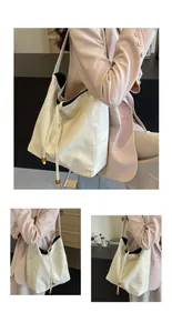 Detalle de bolso tote blanco texturizado con forro negro y detalle de cuenta ámbar