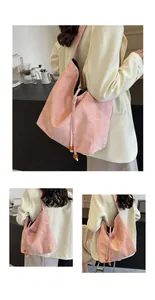 Detalle de bolso tote rosa con textura arrugada natural y cordón con cuenta de ámbar