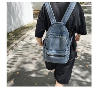 Foto all'aperto di uno zaino in denim blu vintage indossato da un modello
