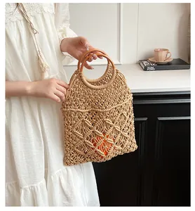 Detalle del bolso de macramé tejido a mano con asas redondas de madera y calados
