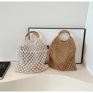 Primer plano de bolsos de macramé hechos a mano con asas de madera redondas en beige y marrón