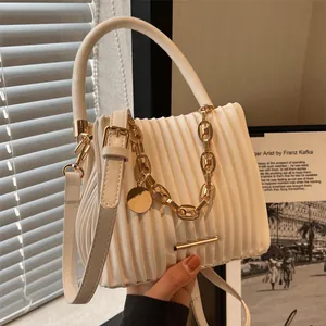 Sac Seau en Cuir PU Plissé pour Femmes Décor de Chaîne en Or Sac à Main Élégant Sac à Bandoulière pour Déplacement Quotidien Fête