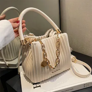 Sac seau plissé blanc crème élégant avec chaîne dorée et poignée en vue miroir