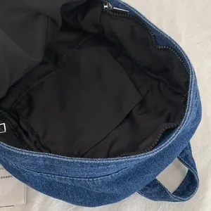 Zaino vintage in denim blu slavato con ampio interno nero e tasca portaoggetti