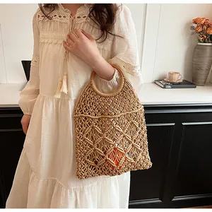 Detalle de bolso macramé bohemio con asas redondas de madera y textura de red calada