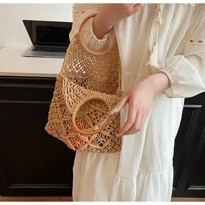 Detalle de bolso artesanal de macramé con asas redondas de madera y diseño de red hueca