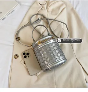 Détails du sac seau tressé argenté avec pendentif cœur et comparaison de taille de mobile