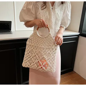 Detalle del bolso de macramé hecho a mano con patrones de diamantes y asas de madera