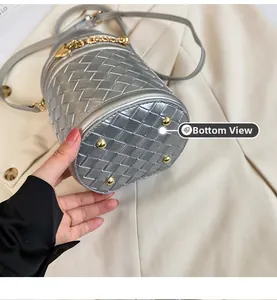 Vue détaillée du fond du sac seau argenté montrant les pieds dorés et la texture tressée