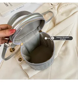 Détails de l'intérieur d'un sac seau tressé argenté avec doublure grise à chevrons