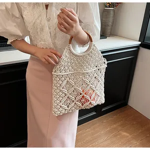 Detalle de bolso bohemio de ganchillo con asas redondas de madera para playa y verano