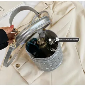 Détails de la capacité interne du sac seau tressé argenté avec téléphone et lunettes