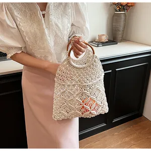 Detalle de bolso de red hecho a mano con asa redonda de madera y textura de estilo boho