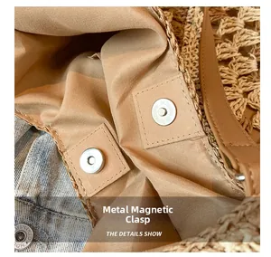Détail d'un sac en paille tressée montrant le fermoir magnétique et la doublure en tissu