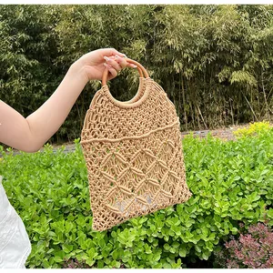 Detalle de bolso tejido a mano con asas circulares de madera para vacaciones de verano