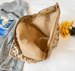 Détail de l'intérieur du sac en paille tressée avec doublure en tissu et fermoir aimanté