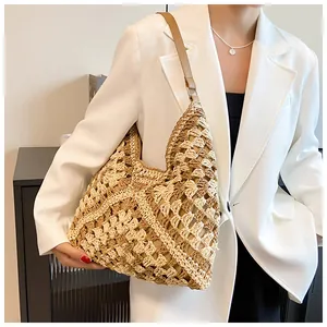 Détail d'un sac cabas en paille crocheté avec bandoulière en cuir et motif géométrique
