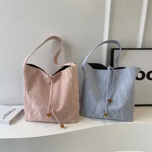 Bolsos tote minimalistas con textura arrugada en rosa y azul con cordón de ámbar
