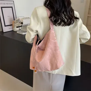 Bolso tote rosa texturizado con cordón y cuentas de ámbar para el trayecto diario al trabajo