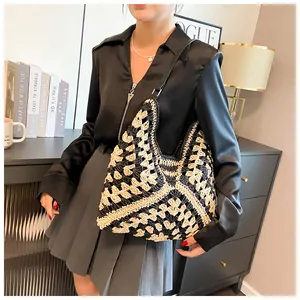 Détail du motif géométrique en triangle du sac cabas tissé noir et blanc chic